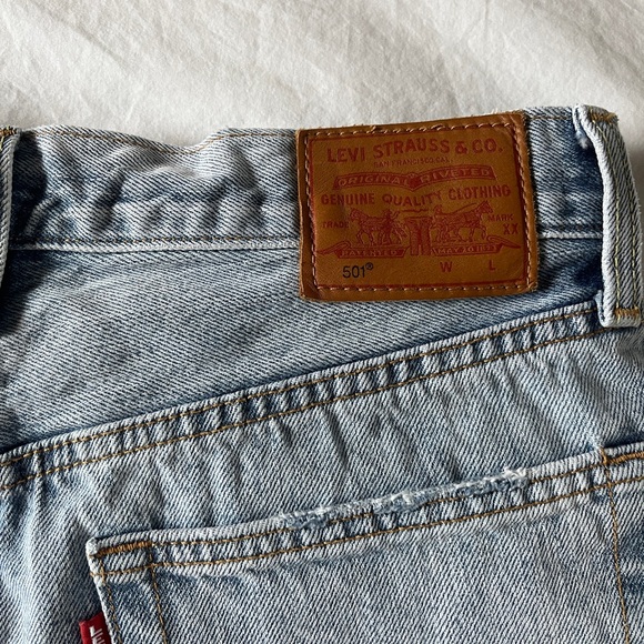 Levi’s 501 Jean shorts 🤍 - Picture 2 of 4